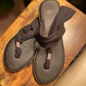 Sanuk black bohemian style cloth strap sandals